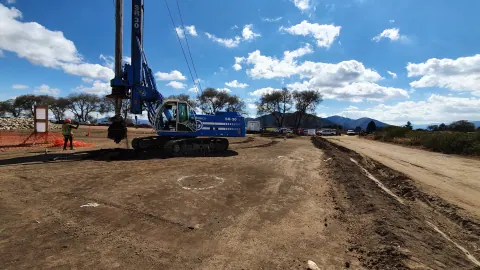 Perforadora Soilmec SR-30 trabajando en un terreno abierto bajo un cielo despejado.