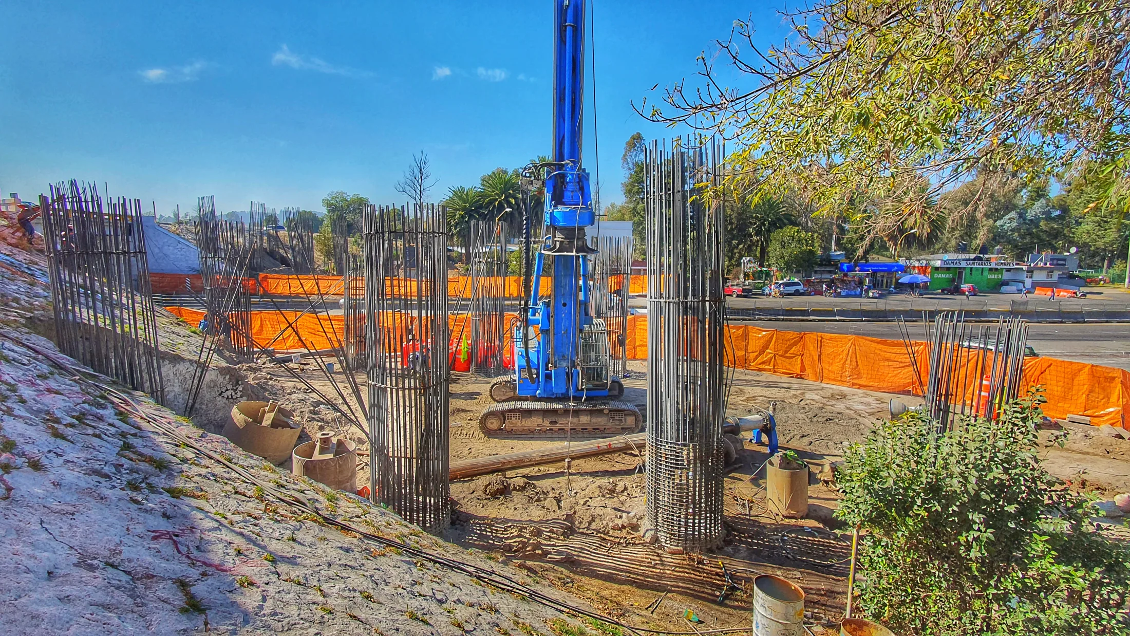 Equipo de perforación y materiales preparados sobre un frente de obra.