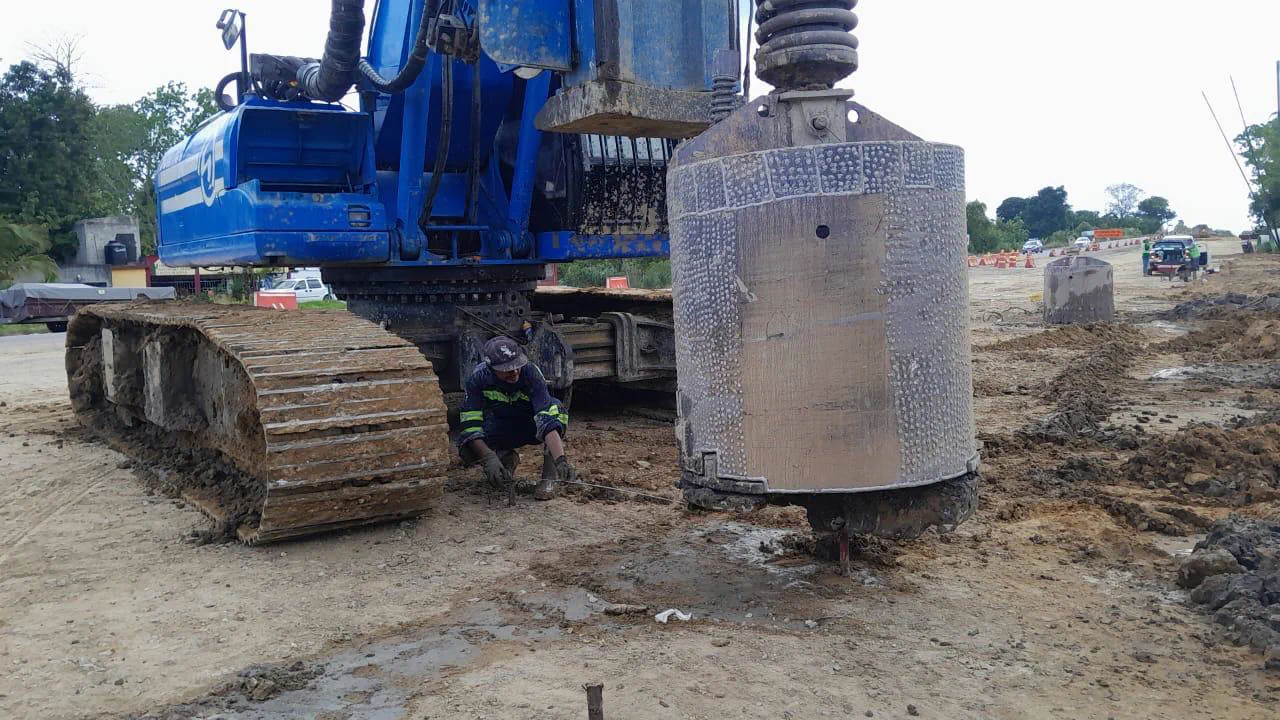 Trabajador junto al equipo durante una maniobra de perforación.